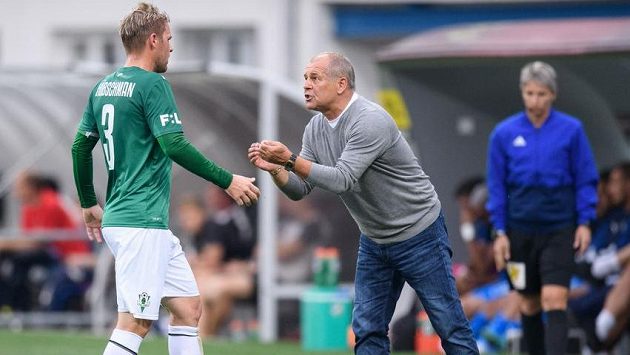 Jablonec je jedna rodina. Proto se majitel klubu domluvil s kapitánem Tomášem Hübschmanem a trenérem Petrem Radou bez problémů. Jablonec je jedna rodina. Proto se majitel klubu domluvil s kapitánem Tomášem Hübschmanem a trenérem Petrem Radou bez problémů.