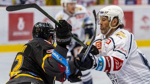 Pawel Zygmunt z Litvínova (vlevo) a Jaromír Jágr z Kladna v souboji během přípravného hokejového duelu před startem extraligy. Pawel Zygmunt z Litvínova (vlevo) a Jaromír Jágr z Kladna v souboji během přípravného hokejového duelu před startem extraligy.