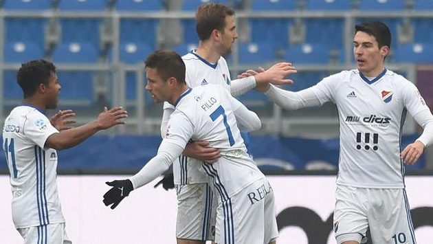 Hráči Baníku se radují z prvního gólu. Zleva Dyjan Carlos De Azevedo, Martin Fillo, Tomáš Poznar (autor branky) a Robert Hrubý. Hráči Baníku se radují z prvního gólu. Zleva Dyjan Carlos De Azevedo, Martin Fillo, Tomáš Poznar (autor branky) a Robert Hrubý.