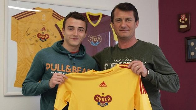 Róbert Kovaĺ (vlevo) s dresem Dukly po boku sportovního ředitele Güntera Bittengla. Róbert Kovaĺ (vlevo) s dresem Dukly po boku sportovního ředitele Güntera Bittengla.