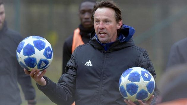František Straka na tréninku se svými novými svěřenci. František Straka na tréninku se svými novými svěřenci.