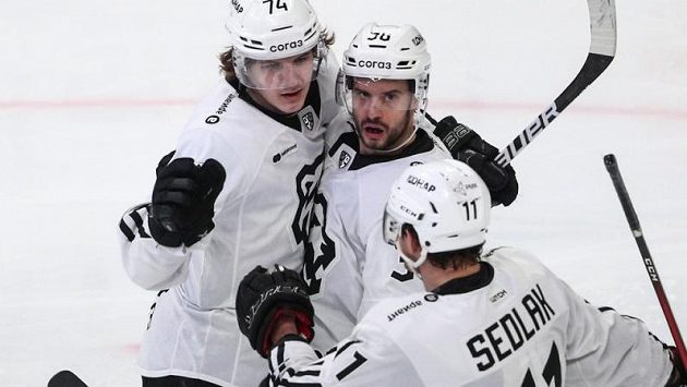 Lukáš Sedlák se raduje se spoluhráči z branky (archivní foto) Lukáš Sedlák se raduje se spoluhráči z branky (archivní foto)