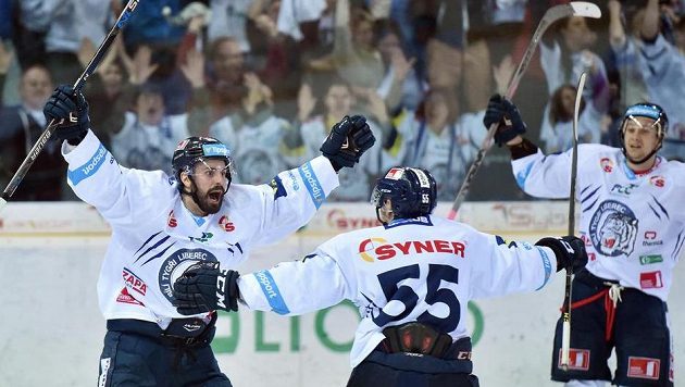 Dvougólový střelec Michal Řepík (vlevo) z Liberce a jeho spoluhráči Martin Ševc (uprostřed) a Michal Bulíř. Dvougólový střelec Michal Řepík (vlevo) z Liberce a jeho spoluhráči Martin Ševc (uprostřed) a Michal Bulíř.