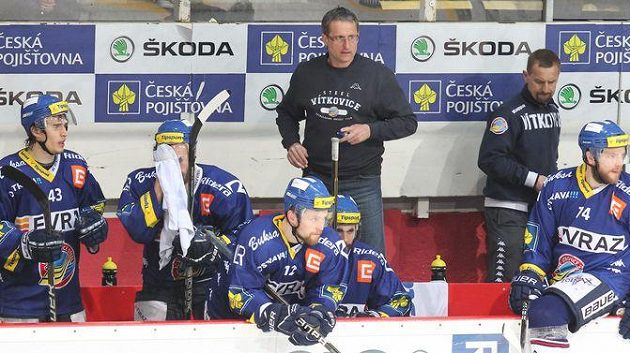 Trenér Mojmír Trličík na střídačce hokejistů Vítkovic Trenér Mojmír Trličík na střídačce hokejistů Vítkovic