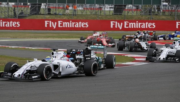 Felipe Massa (vlevo) v čele Velké ceny Velké Británie. Doráží na něj domácí pilot Lewis Hamilton. Felipe Massa (vlevo) v čele Velké ceny Velké Británie. Doráží na něj domácí pilot Lewis Hamilton.