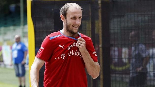 Roman Hubník odchází z tréninku reprezentačního týmu v polské Vratislavi Roman Hubník odchází z tréninku reprezentačního týmu v polské Vratislavi