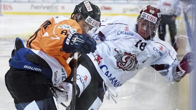 Český útočník Tomáš Vincour (vlevo) z HPK Hämeenlinna v souboji s Georgijsem Pujacsem z Rigy. Český útočník Tomáš Vincour (vlevo) z HPK Hämeenlinna v souboji s Georgijsem Pujacsem z Rigy.