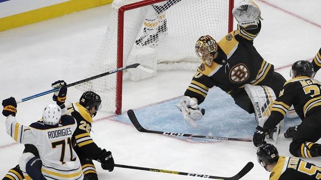 Zázračný zákrok brankáře Bostonu Tuukky Raska, který střele Evana Rodriguese nastavil vyrážečku a zabránil jistému gólu. Zázračný zákrok brankáře Bostonu Tuukky Raska, který střele Evana Rodriguese nastavil vyrážečku a zabránil jistému gólu.