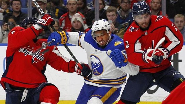 Evander Kane (uprostřed) v dresu Buffala a washingtonští Alex Ovečkin (vlevo) a Matt Niskanen. Evander Kane (uprostřed) v dresu Buffala a washingtonští Alex Ovečkin (vlevo) a Matt Niskanen.