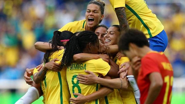 Radost fotbalistek Brazílie po gólu v utkání olympijského turnaje proti Číně. Radost fotbalistek Brazílie po gólu v utkání olympijského turnaje proti Číně.