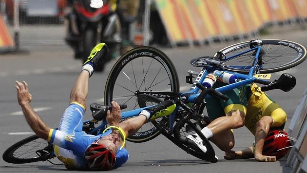 V silničním závodu se na paralympiádě ocitli na zemi i Jehor Demenťjev z Ukrajiny i Australan Alistair Donohoe. V silničním závodu se na paralympiádě ocitli na zemi i Jehor Demenťjev z Ukrajiny i Australan Alistair Donohoe.
