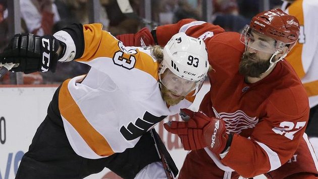 Jakub Voráček v souboji s obráncem Kylem Quinceym během utkání Philadelphie Flyers s Detroitem Red Wings. Jakub Voráček v souboji s obráncem Kylem Quinceym během utkání Philadelphie Flyers s Detroitem Red Wings.