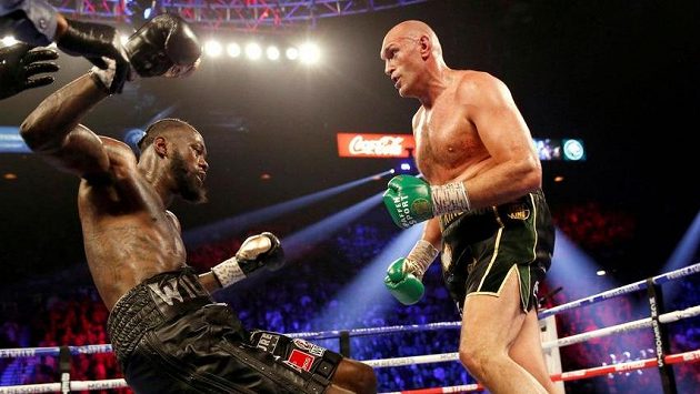 Brit Tyson Fury sráží na podlahu ringu Deontaye Wildera z USA. Brit Tyson Fury sráží na podlahu ringu Deontaye Wildera z USA.