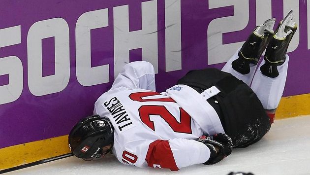 Zraněný kanadský útočník John Tavares leží na ledě ve čtvrtfinálovém duelu s Lotyšskem. Zraněný kanadský útočník John Tavares leží na ledě ve čtvrtfinálovém duelu s Lotyšskem.