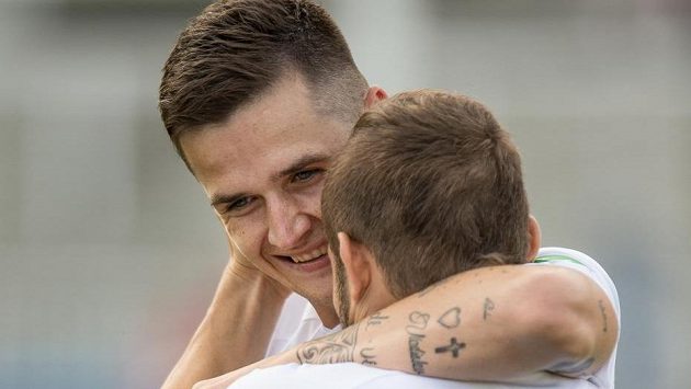Fotbalisté Teplic Roman Potočný (vlevo) a Tomáš Vondrášek oslavují jediný gól v utkání proti Dukle. Fotbalisté Teplic Roman Potočný (vlevo) a Tomáš Vondrášek oslavují jediný gól v utkání proti Dukle.