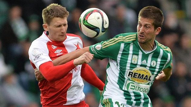 Kanonýr Slavie Milan Škoda (vlevo) v souboji s Michalem Šmídem z Bohemians Kanonýr Slavie Milan Škoda (vlevo) v souboji s Michalem Šmídem z Bohemians