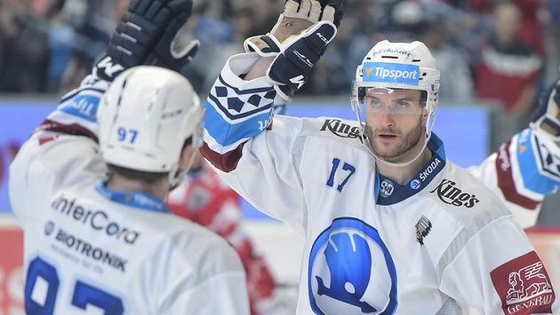 Zleva Lukáš Kaňák a Jan Eberle z Plzně se radují z úvodní branky. Zleva Lukáš Kaňák a Jan Eberle z Plzně se radují z úvodní branky.