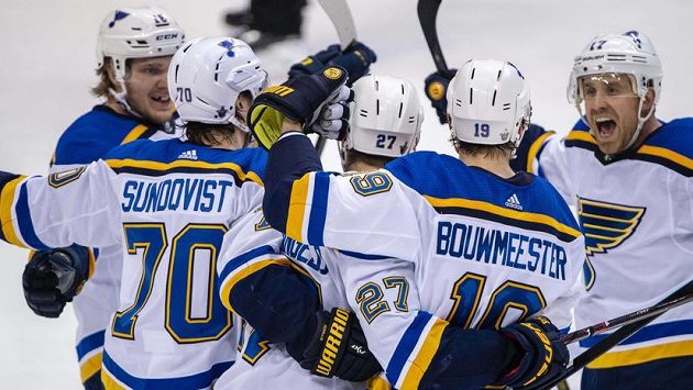 Hokejisté St. Louis vyhráli třetí zápas a ujali se vedení v sérii Hokejisté St. Louis vyhráli třetí zápas a ujali se vedení v sérii