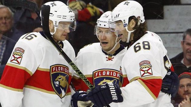 Floridští Panteři (zleva) Aleksander Barkov, Jussi Jokinen a Jaromír Jágr. Floridští Panteři (zleva) Aleksander Barkov, Jussi Jokinen a Jaromír Jágr.
