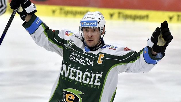 Kapitán karlovarských hokejistů Václav Skuhravý se raduje z gólu. Kapitán karlovarských hokejistů Václav Skuhravý se raduje z gólu.