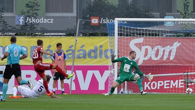 Olomoucký Šimon Falta střílí druhý gól Sigmy na hřišti Mladé Boleslavi. Olomoucký Šimon Falta střílí druhý gól Sigmy na hřišti Mladé Boleslavi.
