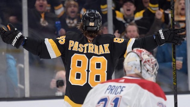 Bostonský David Pastrňák se raduje z gólu proti Montrealu. Bostonský David Pastrňák se raduje z gólu proti Montrealu.