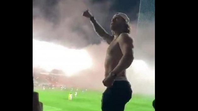 Hokejista David Pastrňák zpívá chorál v kotli ostravských fanoušků po zápase v Edenu proti Slavii. Hokejista David Pastrňák zpívá chorál v kotli ostravských fanoušků po zápase v Edenu proti Slavii.