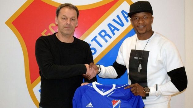 Senegalský útočník Dame Diop pózuje s dresem Baníku Ostrava. Vlevo stojí sportovní ředitel klubu Tomáš Vrťo. Senegalský útočník Dame Diop pózuje s dresem Baníku Ostrava. Vlevo stojí sportovní ředitel klubu Tomáš Vrťo.
