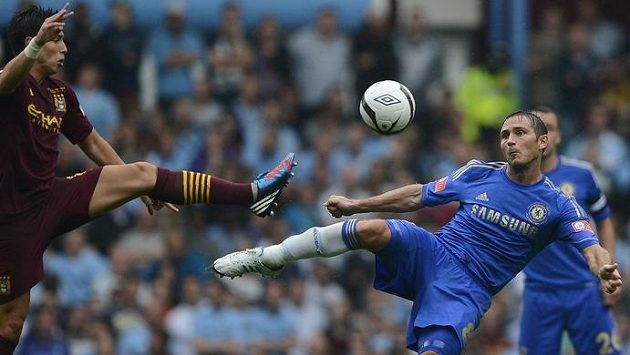 Frank Lampard (vpravo) z Chelsea v souboji se Samirem Nasrim z Manchesteru City. Frank Lampard (vpravo) z Chelsea v souboji se Samirem Nasrim z Manchesteru City.