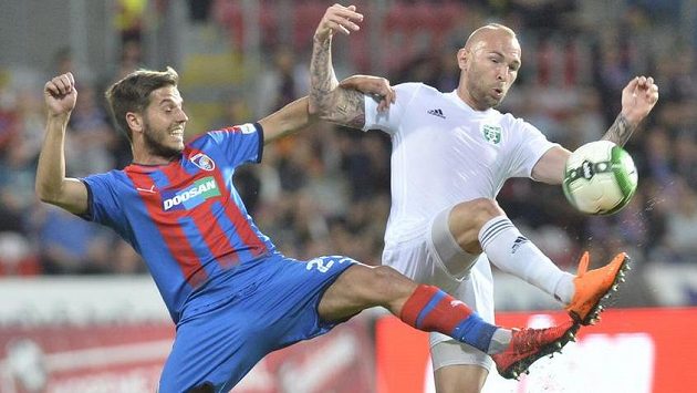 V souboji (zleva) Aleš Čermák z Plzně a Peter Štepanovský z Karviné. V souboji (zleva) Aleš Čermák z Plzně a Peter Štepanovský z Karviné.