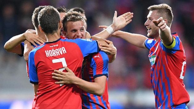 Gólová radost fotbalistů Plzně v utkání s Jabloncem. Gólová radost fotbalistů Plzně v utkání s Jabloncem.