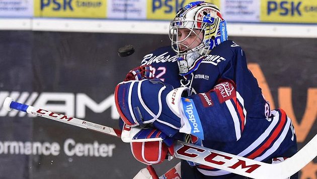Brankář Vítkovic Patrik Bartošák při utkání v Brně. Brankář Vítkovic Patrik Bartošák při utkání v Brně.