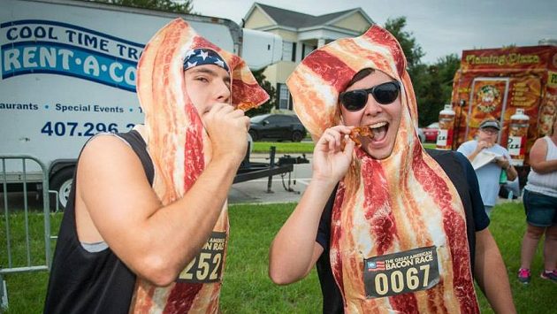 Slanina je všude, běžci se do ní i převlékají. Slanina je všude, běžci se do ní i převlékají.