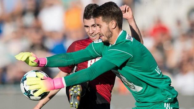 Brankář Mladé Boleslavi Luděk Vejmola a Srdjan Plavšič ze Sparty. Brankář Mladé Boleslavi Luděk Vejmola a Srdjan Plavšič ze Sparty.