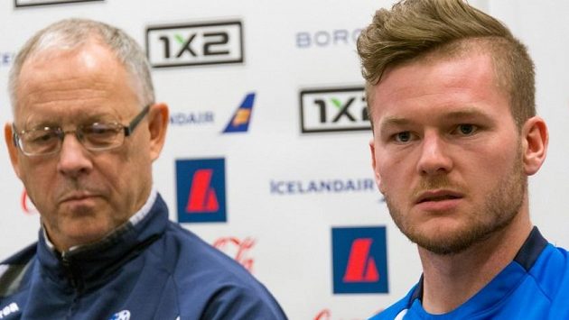 Trenér Lars Lagerbäck (vlevo) a kapitán islandské reprezentace Aron Einar Gunnarsson. Trenér Lars Lagerbäck (vlevo) a kapitán islandské reprezentace Aron Einar Gunnarsson.