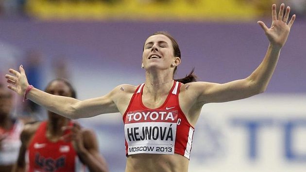 Zuzana Hejnová probíhá vítězně cílem světového šampionátu v Moskvě. Zuzana Hejnová probíhá vítězně cílem světového šampionátu v Moskvě.