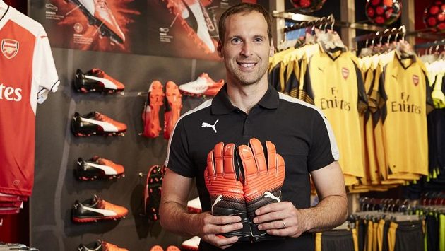 Petr Čech a jeho nová pracovní pomůcka... Petr Čech a jeho nová pracovní pomůcka...