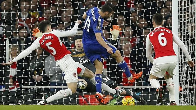 Diego Costa překonává Petra Čecha... Diego Costa překonává Petra Čecha...