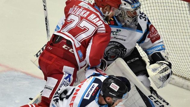 Zleva Martin Růžička z Třince a brankář Roman Will a Adam Jánošík z Liberce. Zleva Martin Růžička z Třince a brankář Roman Will a Adam Jánošík z Liberce.