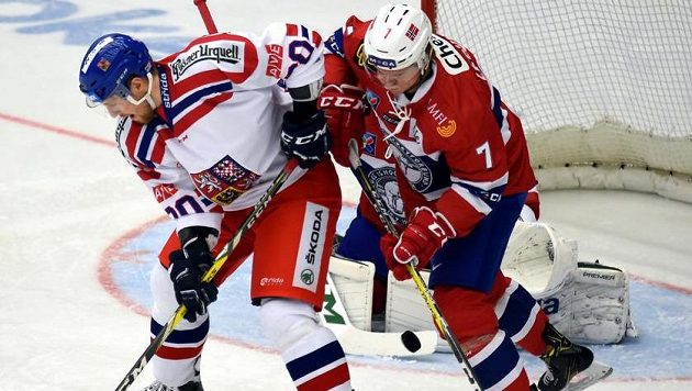 Z přípravy. Jakub Lev (vlevo) v souboji s Erlendem Lesundem před norskou brankou. Z přípravy. Jakub Lev (vlevo) v souboji s Erlendem Lesundem před norskou brankou.