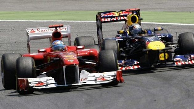 Fernando Alonso (vlevo) bojuje v Barceloně se Sebastianem Vettelem. Fernando Alonso (vlevo) bojuje v Barceloně se Sebastianem Vettelem.