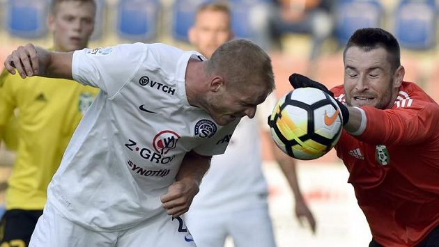Zleva Vlastimil Daníček ze Slovácka a brankář Martin Berkovec z Karviné. Zleva Vlastimil Daníček ze Slovácka a brankář Martin Berkovec z Karviné.