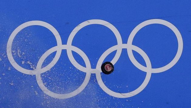 Letící puk během olympijského turnaje. Letící puk během olympijského turnaje.