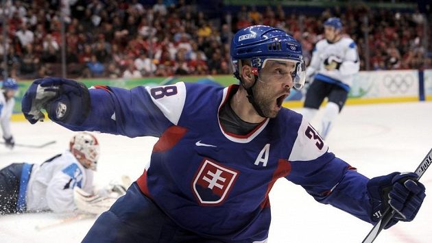 Pavol Demitra se raduje po gólu v utkání proti Finsku na olympijském turnaji ve Vancouveru. Pavol Demitra se raduje po gólu v utkání proti Finsku na olympijském turnaji ve Vancouveru.