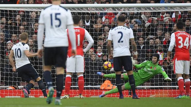 Harry Kane (zcela vlevo) z Tottenhamu překonává z penalty Petra Čecha v brance Arsenalu. Harry Kane (zcela vlevo) z Tottenhamu překonává z penalty Petra Čecha v brance Arsenalu.