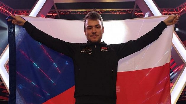 Český pilot virtuálních závodů Martin "Štefii" Štefanko bude jezdit za Williams Esports. Český pilot virtuálních závodů Martin "Štefii" Štefanko bude jezdit za Williams Esports.