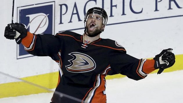 Andrew Cogliano z Anaheimu oslavuje svoji trefu v sérii proti Edmontonu. Andrew Cogliano z Anaheimu oslavuje svoji trefu v sérii proti Edmontonu.