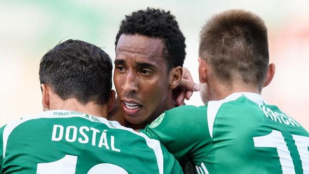 Jhon Mosquera z Bohemians oslavuje se spoluhráči svůj druhý gól Slovácku. Jhon Mosquera z Bohemians oslavuje se spoluhráči svůj druhý gól Slovácku.