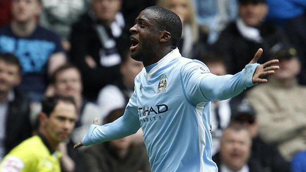 Yaya Toure dvěma góly v Newcastlu přiblížil Manchester City k titulu. Yaya Toure dvěma góly v Newcastlu přiblížil Manchester City k titulu.
