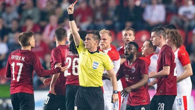 Červenou kartu pro Martina Frýdka rozhodčí Ondřej Pechanec později na základě videa odvolal Červenou kartu pro Martina Frýdka rozhodčí Ondřej Pechanec později na základě videa odvolal